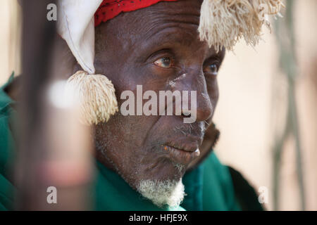 Gbderedou Baranama, Guinea, 2. Mai 2015; eine Gruppe von Jägern aus dem Dorf mit ihren Gewehren. Sie jagen in den Wald jeden Tag. Stockfoto