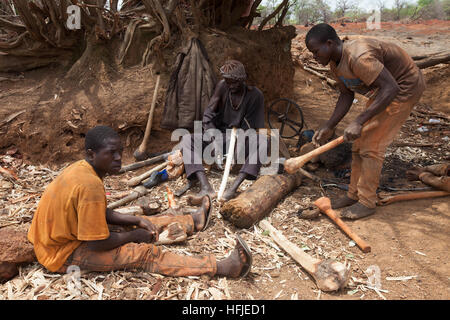 Sanana Mine, Guinea, 2. Mai 2015; Schmied Abdoulaye Doumbouya, 30, wurde hier seit der Mine vor zwei Jahren eröffnet. Stockfoto