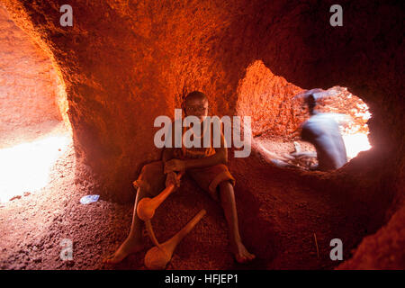 Sanana Mine, Guinea, 2. Mai 2015; Mamady Conde, 11, in Famoroba Camaras Mine zu arbeiten. Mamady ist im Urlaub von Koranschule. Stockfoto