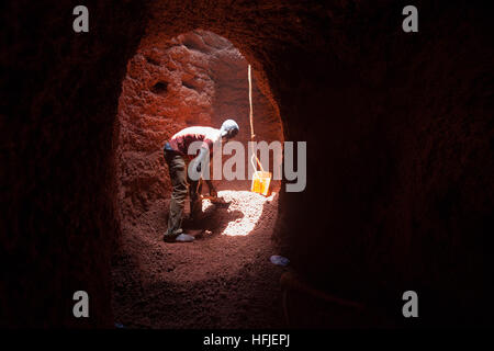 Sanana Mine, Guinea, 2. Mai 2015; Mamady Conde, 11, in Famoroba Camaras Mine zu arbeiten. Mamady ist im Urlaub von Koranschule. Stockfoto