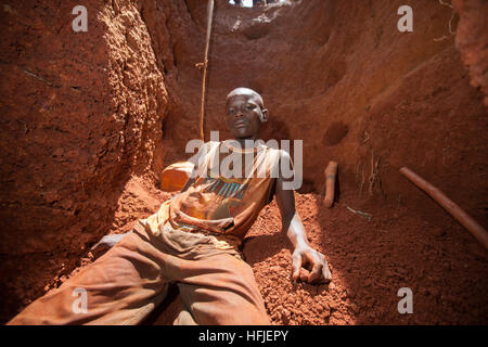 Sanana Mine, Guinea, 2. Mai 2015; Mamady Conde, 11, in Famoroba Camaras Mine zu arbeiten. Mamady ist im Urlaub von Koranschule. Stockfoto