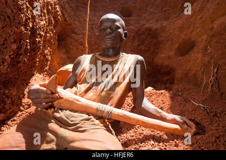 Sanana Mine, Guinea, 2. Mai 2015; Mamady Conde, 11, in Famoroba Camaras Mine zu arbeiten. Mamady ist im Urlaub von Koranschule. Stockfoto