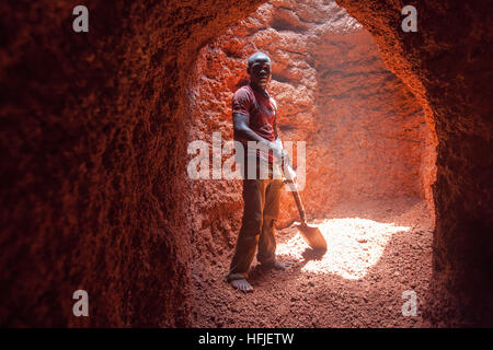 Sanana Mine, Guinea, 2. Mai 2015; Mamady Conde, 11, in Famoroba Camaras Mine zu arbeiten. Mamady ist im Urlaub von Koranschule. Stockfoto