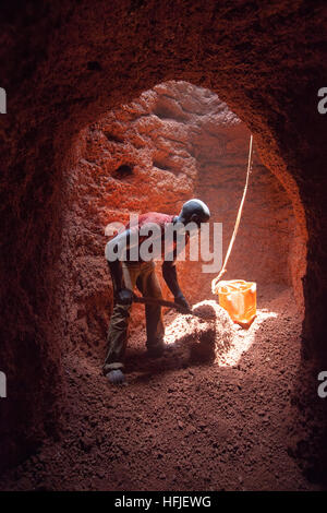 Sanana Mine, Guinea, 2. Mai 2015; Mamady Conde, 11, in Famoroba Camaras Mine zu arbeiten. Mamady ist im Urlaub von Koranschule. Stockfoto