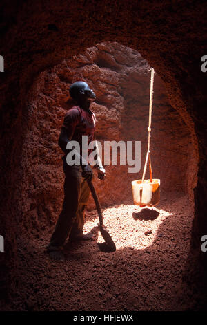 Sanana Mine, Guinea, 2. Mai 2015; Mamady Conde, 11, in Famoroba Camaras Mine zu arbeiten. Mamady ist im Urlaub von Koranschule. Stockfoto