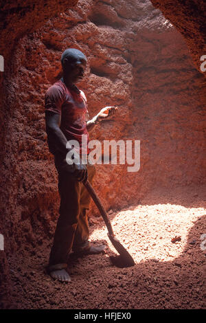 Sanana Mine, Guinea, 2. Mai 2015; Mamady Conde, 11, in Famoroba Camaras Mine zu arbeiten. Mamady ist im Urlaub von Koranschule. Stockfoto