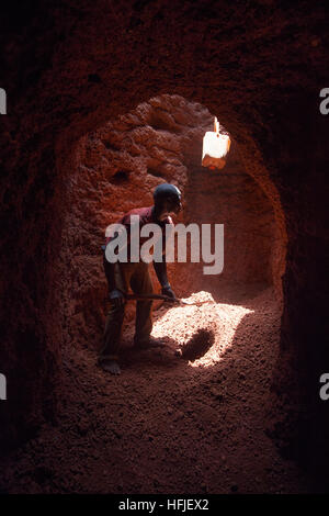 Sanana Mine, Guinea, 2. Mai 2015; Mamady Conde, 11, in Famoroba Camaras Mine zu arbeiten. Mamady ist im Urlaub von Koranschule. Stockfoto