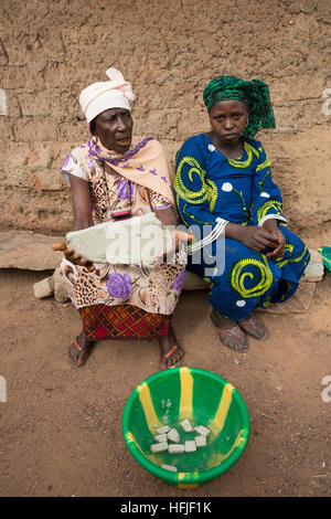 Koumban Dorf, Guinea, 2. Mai 2015; Sona Sacko, 75, und ihre Tochter Tenein Doumbouya, 35, sind Sheabutter Verkäufer. Stockfoto