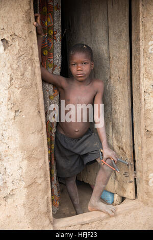 Koumban Dorf, Guinea, 2. Mai 2015; Sohn von Tenein Doumbouya, 35, ein Sheabutter Verkäufer. Stockfoto