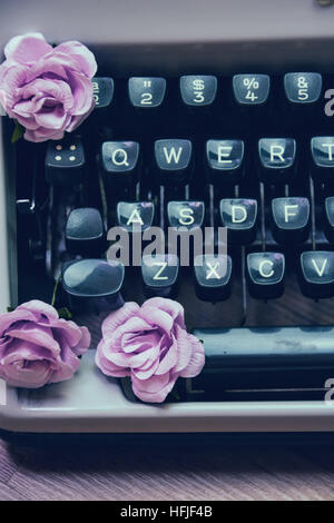 Vintage Schreibmaschine mit Blumen Stockfoto