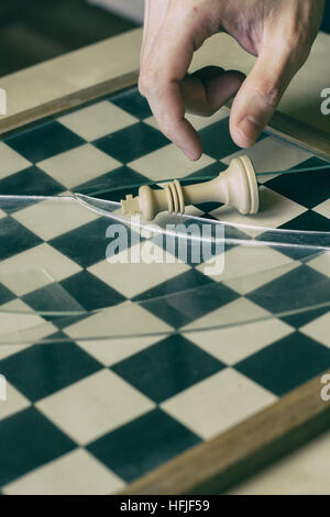 Menschliche Hand und den weißen König im Schach Stockfoto