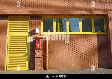 Fassade des Backstein-Fabrikgebäude mit Tür und hidrant Stockfoto