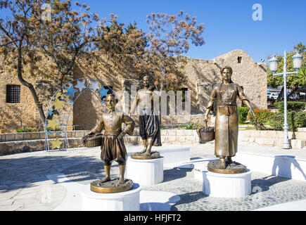 Aya Napa, Griechenland - 26. November 2016: Zypern-Insel, Statuen der lokalen Bevölkerung in traditioneller Kleidung vor dem Kloster Stockfoto