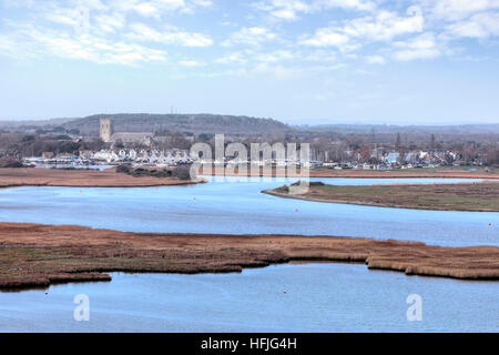 Christchurch Priory gesehen vom Hengistbury Head, Dorset, England, UK Stockfoto