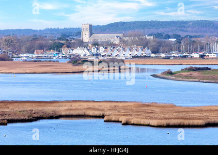 Christchurch Priory gesehen vom Hengistbury Head, Dorset, England, UK Stockfoto