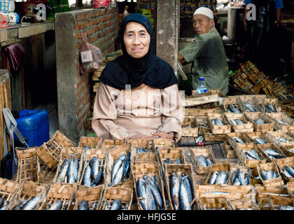 Indonesierin Verkauf getrockneter Fisch auf dem Markt. 17. Januar 2014 - Surabaya, Java, Indonesien Stockfoto