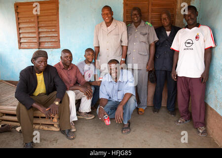 Koumban Village, Guinea, 2. Mai 2015; Dieser Bereich ist über die vorgeschlagene Höhe der Fomi Damm und übernimmt in Vertriebene. Teambild. Stockfoto