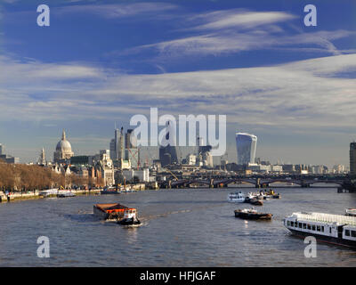 Stadt von London Saint Paul & Themse von Waterloo Bridge mit Schlepper Navigation Industriebehälter vorgelagerten London UK Stockfoto