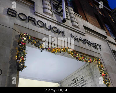 Eingang zum Borough Market mit beleuchtete Weihnachtsgirlande nachts Southwark London Stockfoto