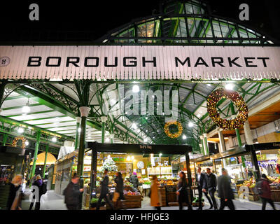 Weihnachten Borough Market festliche Borough Market Eingang Fassade ist Abends beleuchtet mit Weihnachten Kränze Southwark London Stockfoto