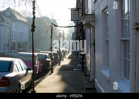 Winter-Sonne in Kirche-Straße, Warwick, Warwickshire, England, UK Stockfoto