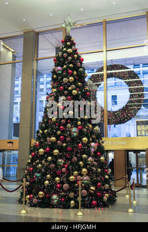 Weihnachtsbaum in der Lobby MetLife Building, NYC, USA Stockfoto