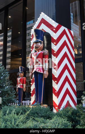 Riesiges Spielzeug Soldat Urlaub Anzeige in New York City, USA Stockfoto