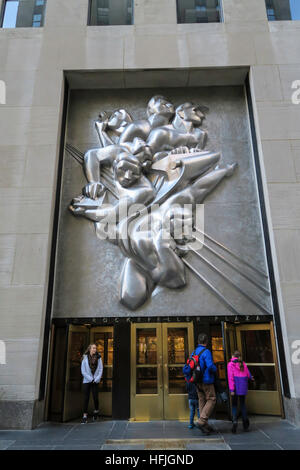 News, Edelstahl Flachrelief, Rockefeller Center, New York Stockfoto