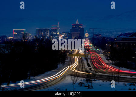 Nebligen Morgen im Winter mit Autolichter Streifen in Hauptstadt Stockfoto