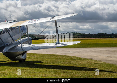 de Havilland Dragon Rapide sitzt im Ruhezustand Duxford Airfield in Cambridgeshire, Großbritannien Stockfoto