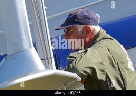 Brian Smith ist ein Pilot, der mit The Fighter Collection und Old Flying Machine Company bei Duxford fliegt. Hier mit Dragon Rapide Stockfoto