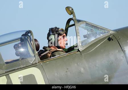 Brian Smith ist ein Pilot, der mit The Fighter Collection und Old Flying Machine Company bei Duxford fliegt. Hier in Spitfire MH434 Stockfoto