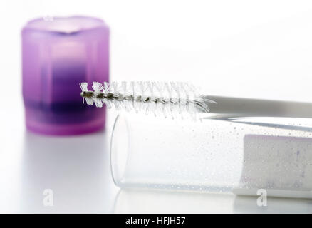 Vaterschafts- oder DNA-test - Wangenschleimhautabstrich mit Reagenzglas auf weißem Hintergrund Stockfoto