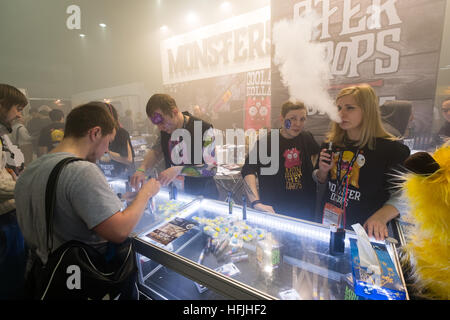 Menschen besuchen Vapexpo Moskau 2016 Messe Stockfoto