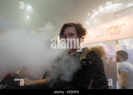 Menschen besuchen Vapexpo Moskau 2016 Messe Stockfoto