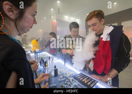 Menschen besuchen Vapexpo Moskau 2016 Messe Stockfoto