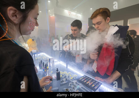 Menschen besuchen Vapexpo Moskau 2016 Messe Stockfoto