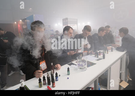 Menschen besuchen Vapexpo Moskau 2016 Messe Stockfoto