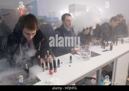 Menschen besuchen Vapexpo Moskau 2016 Messe Stockfoto