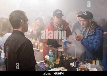 Menschen besuchen Vapexpo Moskau 2016 Messe Stockfoto