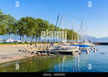 Yachten ankern entlang der Uferpromenade im Hafen von Ouchy, Lausanne, Vaud, Schweiz Stockfoto