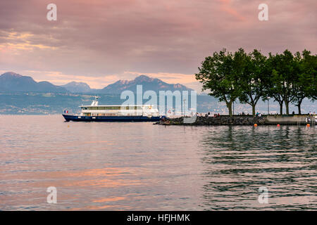 Sonnenuntergang über den Genfer See im Hafen von Ouchy, Lausanne, Vaud, Schweiz Stockfoto