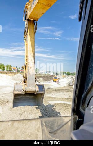 Bagger Graben ist mit seinem Eimer Blick von Innenkabine des Baggers. Stockfoto