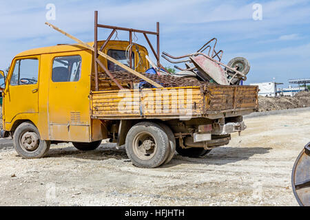 Kleine gelbe LKW geparkt ist, geladen mit verschiedenen Tools zur Baustelle, Stockfoto