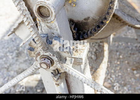 Blick auf die Details der Betonmischer gezahnten Mechanismus Maschine auf Baustelle hautnah. Stockfoto