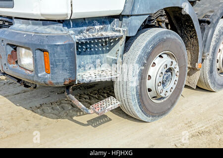 Niedrigen Winkel Blick auf front-End des LKW, Fahrwerk, LKW und Scheinwerfer mit Blinker Seite betreten. Stockfoto