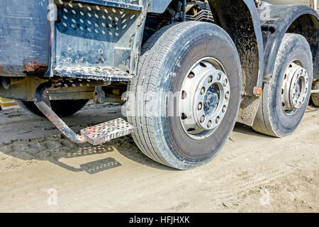 Niedrigen Winkel Blick auf front-End des LKW, Fahrwerk, LKW und Scheinwerfer mit Blinker Seite betreten. Stockfoto