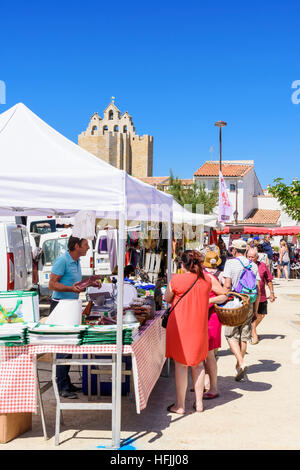 Donnerstagsmarkt am Ort des Gitans, Saintes-Maries-de-la-Mer, Bouches-du-Rhône, Frankreich Stockfoto