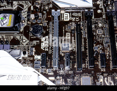 GOMEL, WEIßRUSSLAND - 15. SEPTEMBER 2016. Motherboard ASUS Z-170-A. ASUSTeK Computer Inc. (vermarktet als ASUS) ist ein taiwanischer multinationale Computerhardware Stockfoto