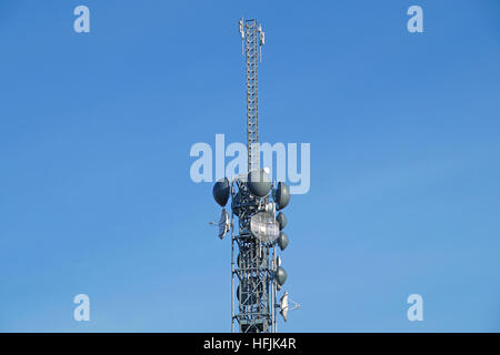 Telekommunikation Pol Turm TV-Antennen mit blauem Himmel Stockfoto